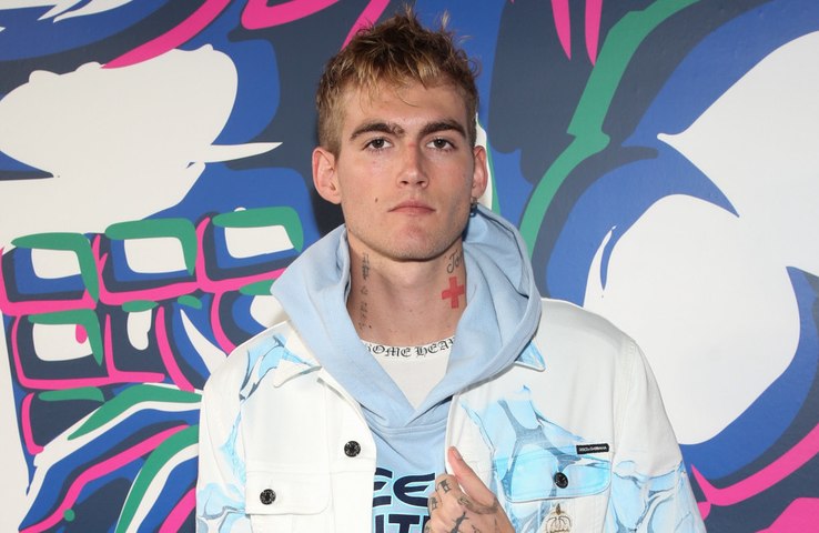 Morte de Presley Gerber em clínica de reabilitação é apurada como possível overdose