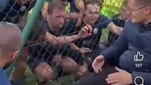 Blessé, Alexis Miller fête la victoire à Malonne avec ses coéquipiers.