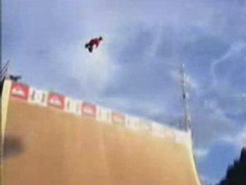 Un skateur tente de sauter au dessus de la Muraille de Chine