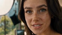 AI女優ティリー・ノーウッド、英語でインタビュー中に突然広東語「ちょっとした不具合」