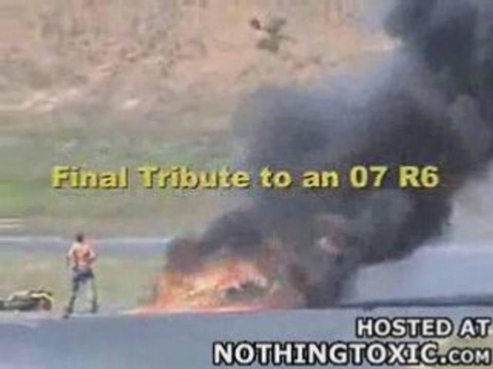 Crash puis moto en feu