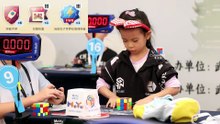 Menina chinesa de seis anos estabelece recorde mundial no cubo mágico