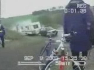 Caravane tracte une voiture sur la route