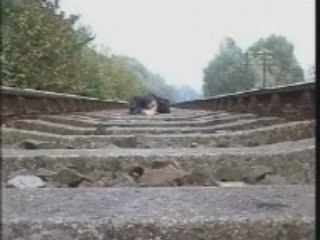 Homme sous train va perdre sa jambe