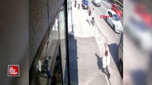 Bursa'da eşiyle yolda yürürken dövülüp tabancayla vurulduğu anlar kamerada