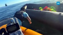 Britanya'da aşırı sağcı aktivist, sığınmacıların karaya çıkarılmasını engellemek için botu bıçakladı!
