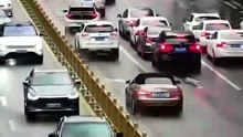 El truco inteligente de China para las vueltas a la izquierda en el tráfico
