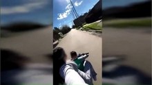 Niño manejando moto