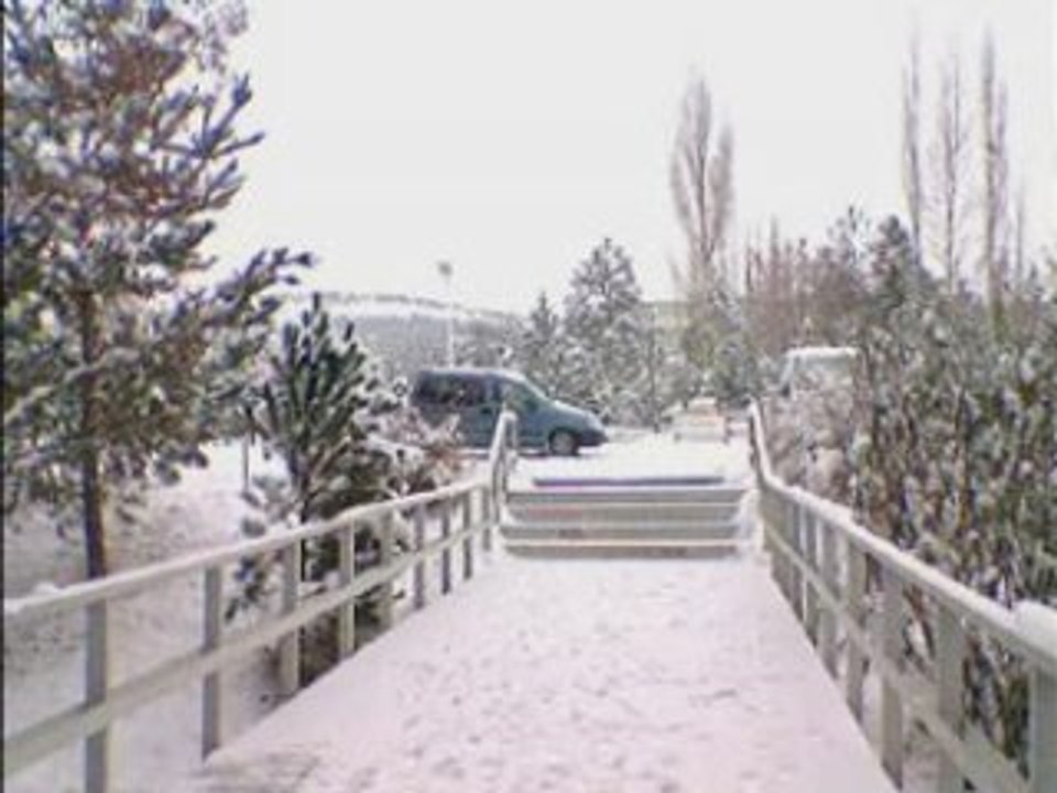 Kiremitte buz musun