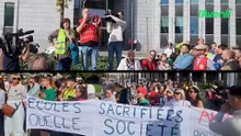 À Liège, des enseignants en grève réclament la suspension du décret-programme devant le palais de justice
