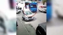 Özel halk otobüsünün açık olan kapısı bisikletliye çarptı; kaza kamerada