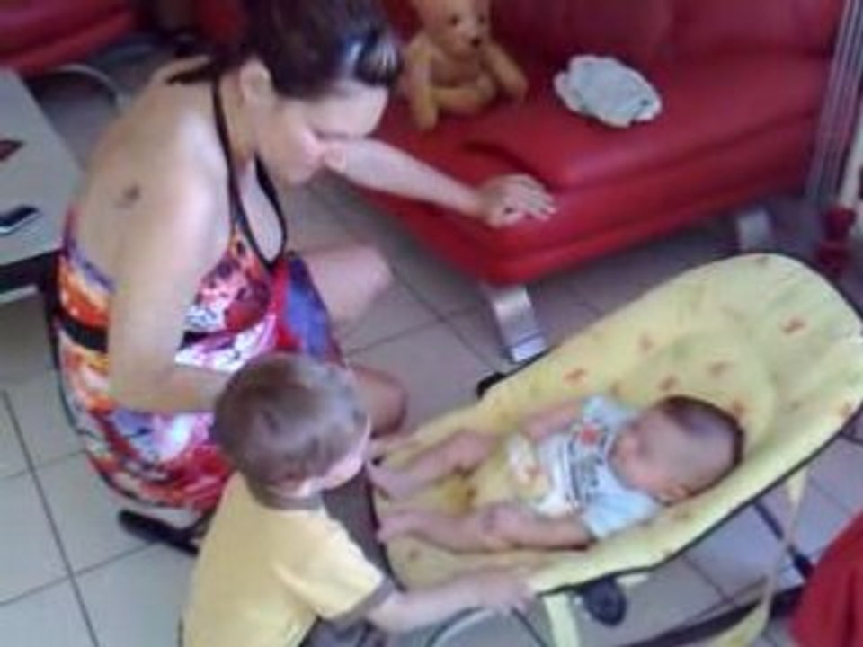 Lucas rencontre son pote Valentin pour la premiere fois