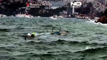 México: moradores enfrentam ondas gigantes para salvar barco em Acapulco