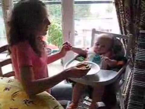 Emma mange a la cuillère