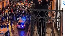 Vídeos gerados por IA com protestos da extrema-direita na Europa espalham-se pela Internet
