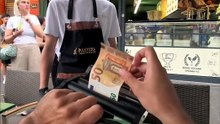 Payer avec un billet tout neuf sorti de l'imprimante