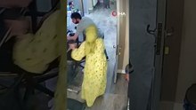 Yerel televizyon çalışanların deprem paniği kamera