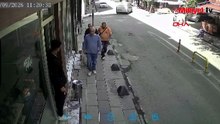 Bayrampaşa’da korkutan kaza! Otomobil kaldırımda 4 kişiye çarpıp berber dükkanına girdi