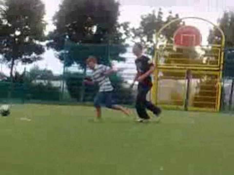 Jason joue o foot