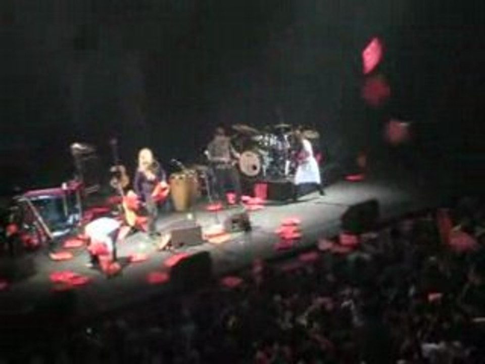 Bataille de coussins ou concert de Yael Naïm ?