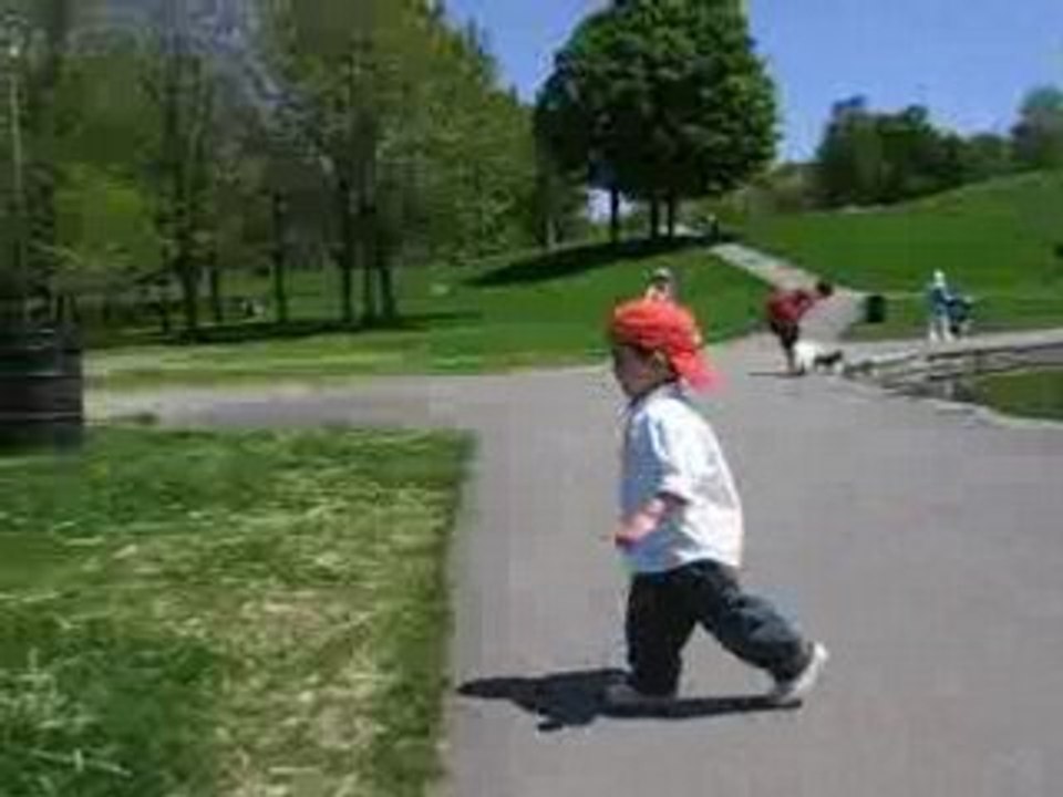Mohamed marche au parc Mont-Royal (Montréal)