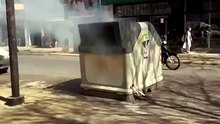 Un contenedor de basura ardió en llamas en pleno centro de calle 12