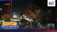 Truck na may kargang mga troso, tumagilid sa NLEX-Valenzuela matapos sumabog ang 3 gulong | Unang Balita