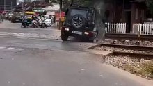 Railway track par thar  fas gaya