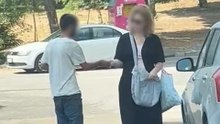 Adana'da şoke eden anlar: Kadının yolunu kesip para aldı