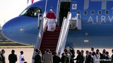 Papa Leone arriva a Parigi, accolto da Macron e Brigitte all'aeroporto