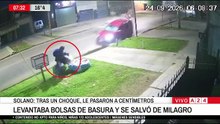 Video: el impactante momento en que un recolector de basura se salvó de ser atropellado
