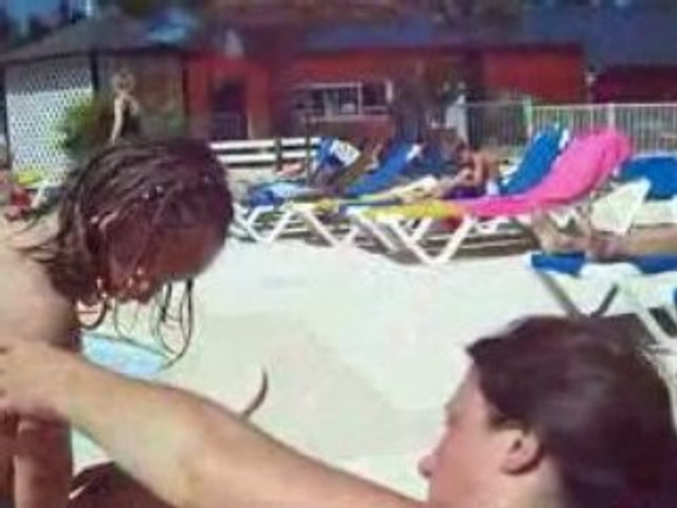 les filles a la piscine du camping!!!
