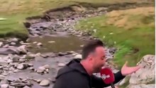Salah sevgisi manyaklığa dönüştü! 1200 kilometre gelip oturduğu taşı öptü