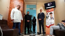 Zelensky visita grávida que deu à luz durante ataque a maternidade