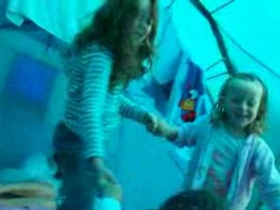 petite danse du soir dans tente avant dodo!