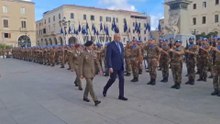 Sassari abbraccia i suoi soldati davanti al ministro Crosetto: "Forza Paris!" risuona in piazza d'Italia