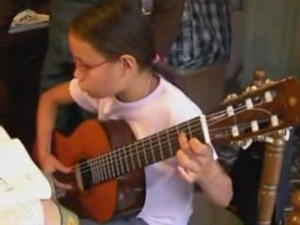 Maeva,10 ans, joue de la guitare