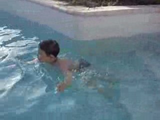 9 AOUT 2008 Justin sait nager !