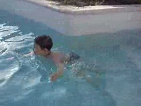 9 AOUT 2008 Justin sait nager !