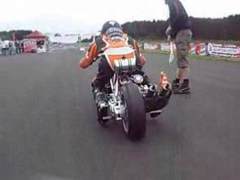 Bi-Cylindre BB77 VS vespa blanc mzH08  par freeman