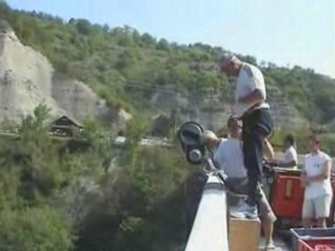 Christian saute à l'elastique d'un pont