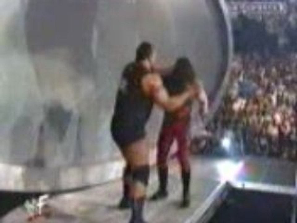 Big Show chokslams Kane