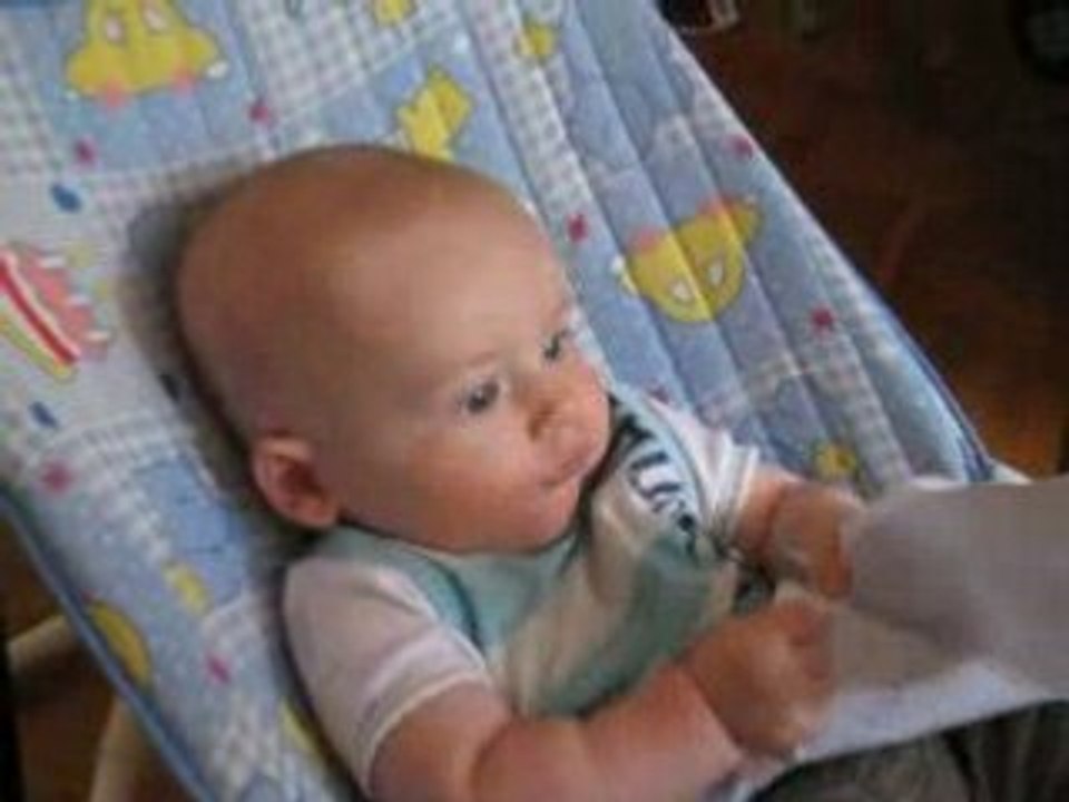 Victor s'amuse avec un rien