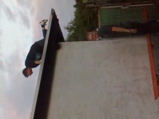 Amüsierte, schuldlose Zuschauer werden einfach abgeworfn