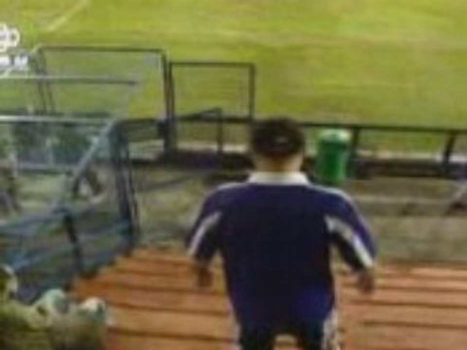 poussaje de wa7ed dans les escalier lol