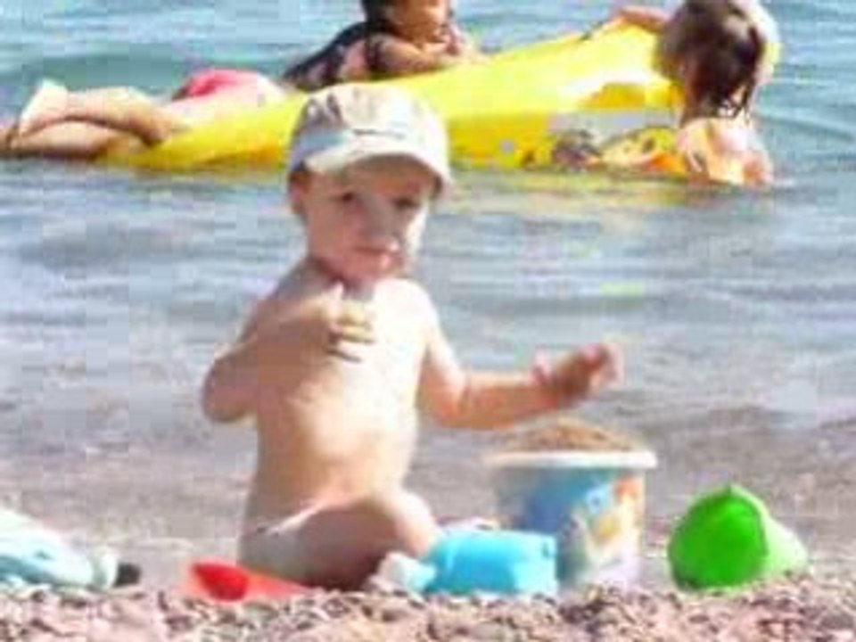 Célian au bord de l'eau à Agay