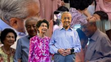 Ini bukti cinta sejati... Momen sweet Tun Siti Hasmah & Tun Mahathir