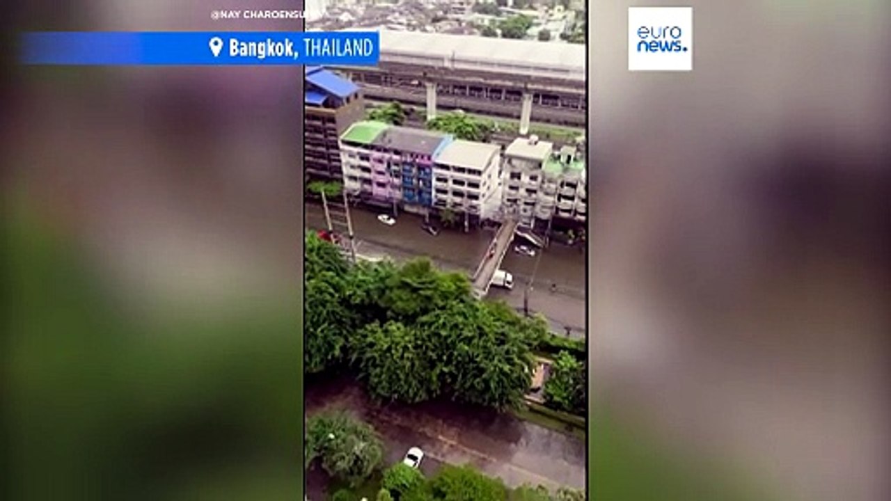Jetski-fahrer fährt durch überflutete straßen in bangkok