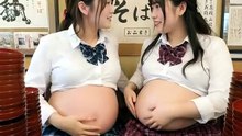 2人のかわいい日本人女子大生がわんこそばを食べすぎてお腹が大きくなっている状態でハグをしながら舌を絡めて恥ずかしそうにディープキスをする