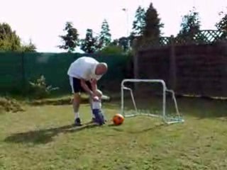 Petit loup joue au foot